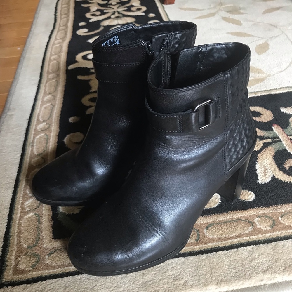 Black heeled zip up ankle boot